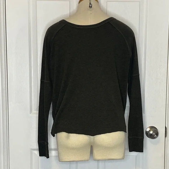 TNA Olive Raglan Long Sleeve Tee Raw Curved Hem US S - Picture 7 of 15